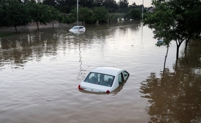 سیلاب وحشتناک در مشهد؛ خودرو‌ها را آب برد/ آمار فوتی‌ها به ۴ نفر رسید