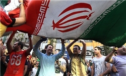 پرچم سه‌رنگ ایران در دستان مردم شادمان تهران